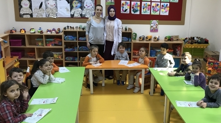 İnciler Grubu Öğrencileri 14.03.2018 Çarşamba günü Aile Katılımı etkinliği için sınıflarındaki masalarda yerlerini aldılar.