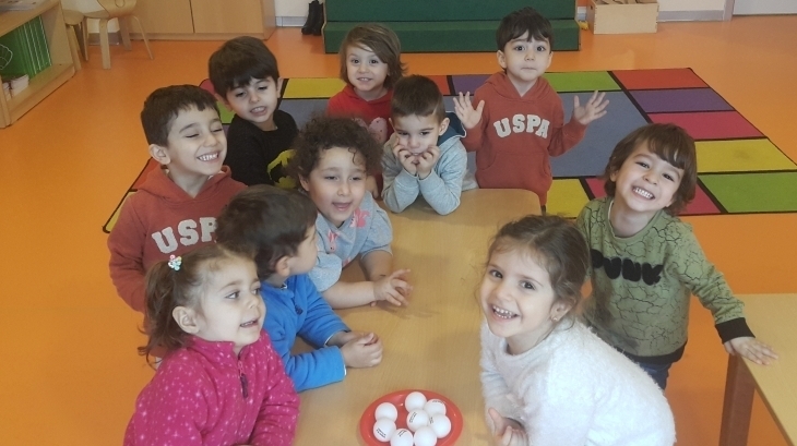 Kemerburgaz Okyanus Koleji Çiçekler Grubu Oyun Etkinliğinde“Hedefe Top Üfleme” Oyununu Oynadılar