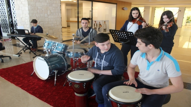 Lise Kademesi Yetenek Kulübü Öğrencileri İle Mini Bir Konser Verdi