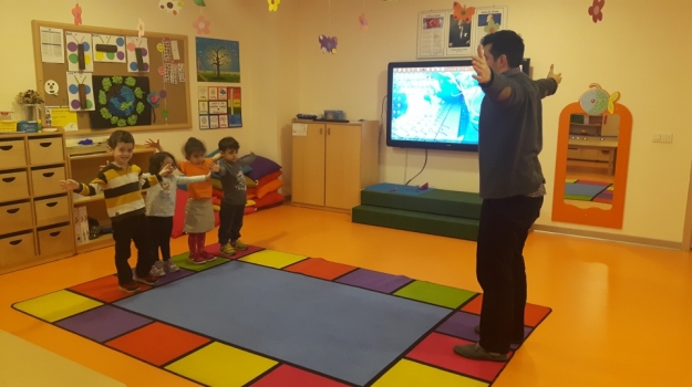 Kemerburgaz Okyanus Koleji Okul Öncesi Çiçekler Grubu Müzik Ve Oyun Hamuru etkinliğinde