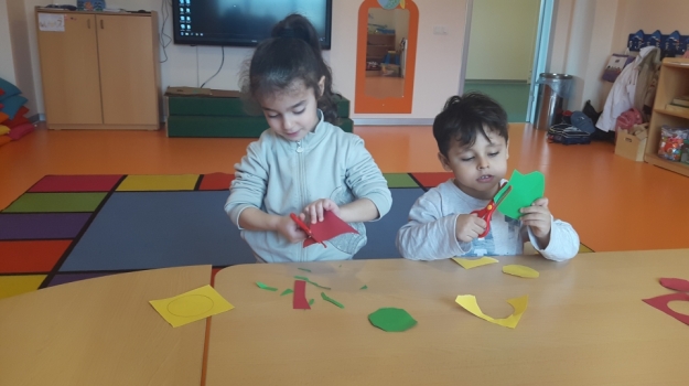 Kemerburgaz Okyanus Koleji Okul Öncesi Çiçekler Grubu Sanat Matematik  İngilizce  Boyama Etkinliğinde