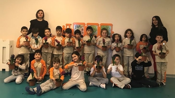 Kemerburgaz Okyanus Koleji Yıldızlar Grubu Öğrencileri Aile Katılım Etkinliğinde Çiçek Ekiyor