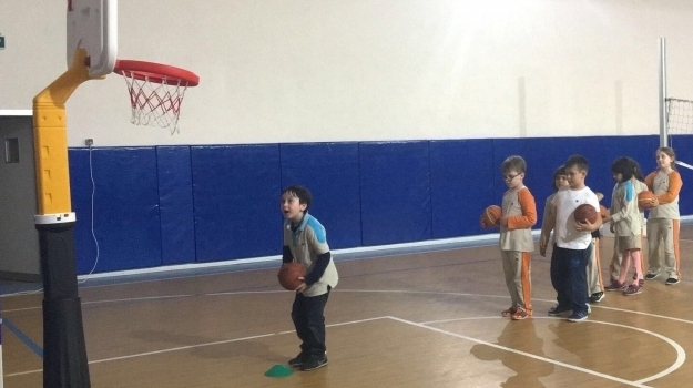 Konyaaltı Kampüsünde 1. Sınıf Öğrencileri Basketbol Kulüp Dersinde