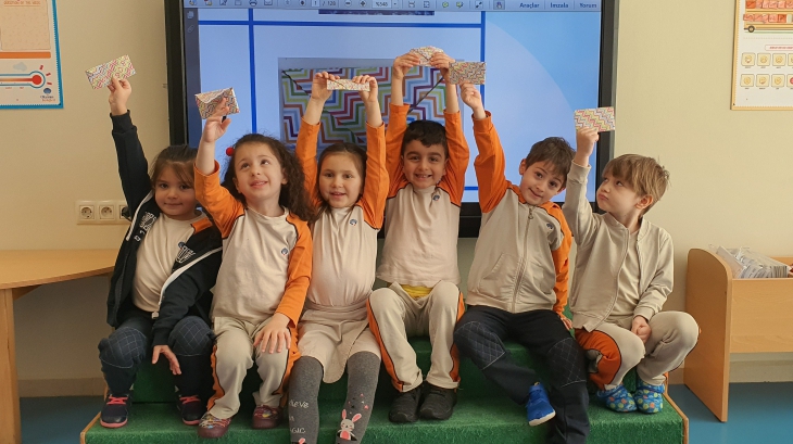 Mavişehir Okyanus Koleji Çiçekler grubu Öğrencileri Okuma -yazmaya Hazırlık Dersinde Haberleşme Konusunu İşledi.