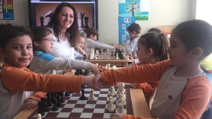 Mavişehir Okyanus Koleji Okul Öncesi Çiçekler Grubu Satranç Dersinde
