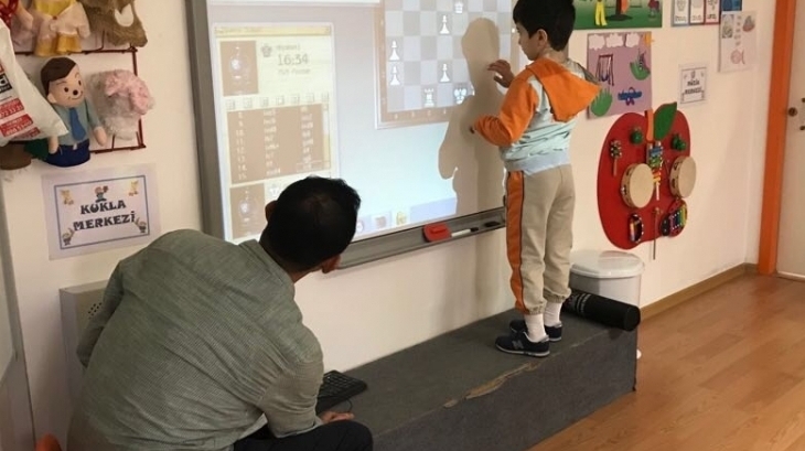 Okul Öncesi Bulutlar Grubu öğrencileri Satranç Etkinliği Dersinde