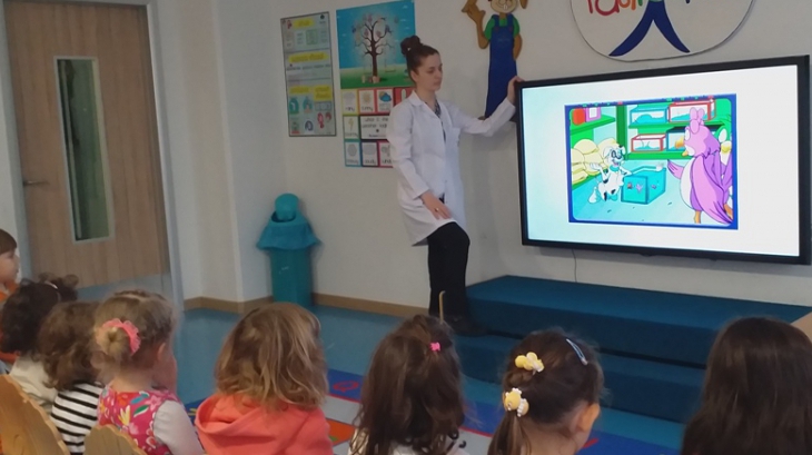Okul Öncesi Çiçekler Sınıfı Fastrackids Dersinde