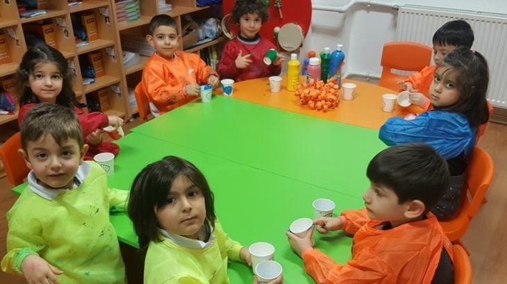 Okul Öncesi Mercan Grubu Sanat Etkinliği Dersinde Eğlenceli Zaman Geçiriyor
