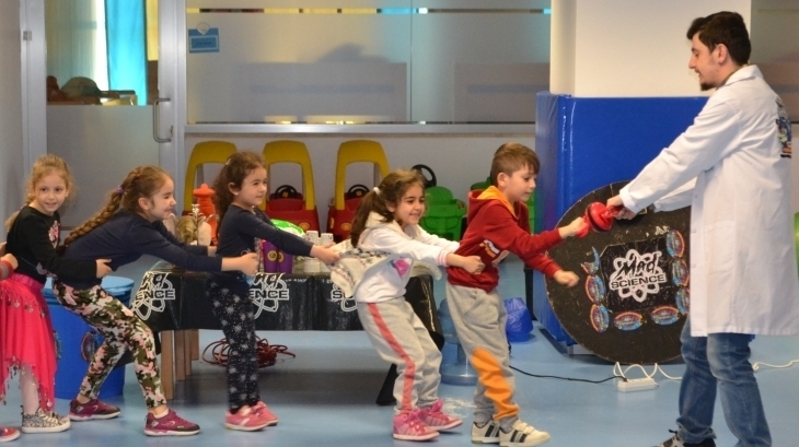 Okul Öncesi Öğrencileri Mad Science Etkinliğinde