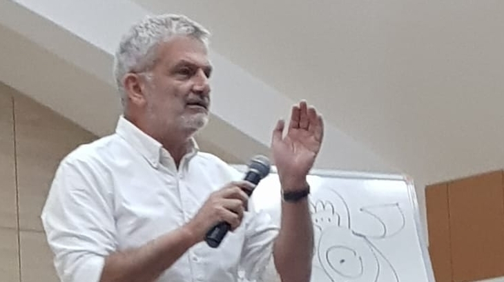 Özel İnegöl Okyanus Kolejinin düzenlediği yazar etkinlikleri kapsamında Okyanuslu öğrencilerle bir araya gelen ünlü karikatürist Salih Memecan’ı okulumuzda ağırladık.
