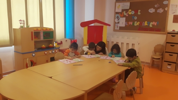 Özel Kemerburgaz Okyanus Koleji Okul Öncesi   Kesme Çalışması Türkçe Etkinliği Matematik Ve İngilizce Eğitiminde  Meyveleri Öğreniyor