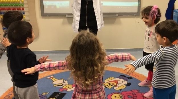 Sancaktepe Okyanus Koleji Okul Öncesi Çiçekler Grubu Öğrencileri Drama Etkinliğinde