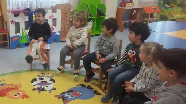 Sancaktepe Okyanus Koleji Okul Öncesi Kırmızı Grubu Öğrencileri Drama Dersinde