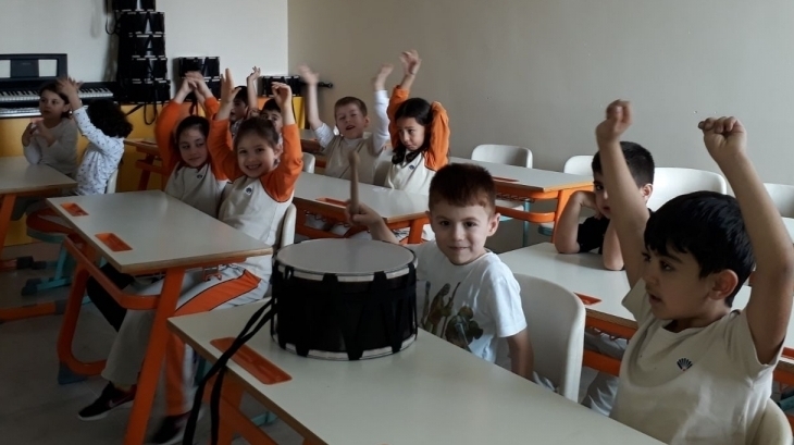 Sancaktepe Okyanus Koleji Okul Öncesi Yıldızlar Grubu Öğrencileri Müzik Dersinde