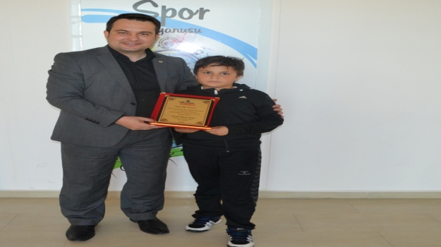 Antalya Okyanus Koleji Öğrencisi Ege Uzun Tenis Turnuvası Şampiyonu Oldu