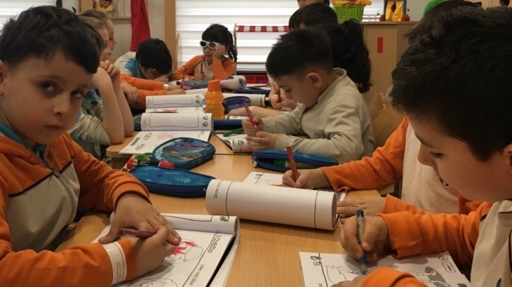 Yıldızlar ve Güneş Grubu İngilizce Derslerinde “Clothes” Konusunu İşleyerek Çeşitli Kitap Çalışmaları ve “Jigsaw” Etkinliği Yaptı