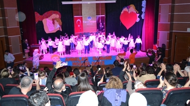 Beylikdüzü Kampüsü 1.Sınıflar 10-12 Mayıs Tarihlerinde Konferans Salonunda Anneler Gününü Kutladı