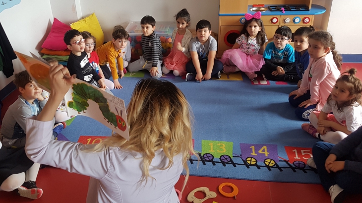 Ataşehir Okul Öncesi Yıldızlar Grubu Öğrencileri Circle Time Dersinde