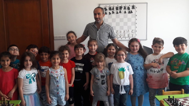 Ataşehir Okul Öncesi Yıldızlar Grubu Öğrencileri Satranç Dersinde
