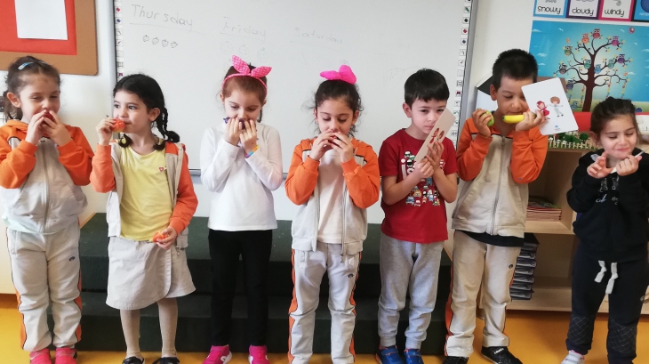 Ataşehir Okyanus Koleji Okul Öncesi Gökkuşağı Grubu Öğrencileri Circle Time Etkinliğinde