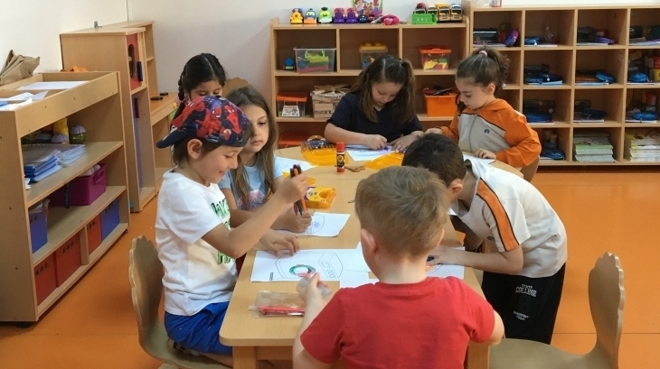 Avcılar Yıldızlar Grubu Öğrencileri Sanat Etkinliği Dersinde
