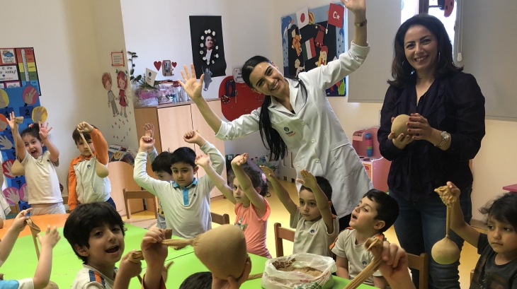 Beykent Okyanus Koleji Okul Öncesi Gökkuşağı Grubu Öğrencileri Aile Katılımında “Çim Adam “ Etkinliği Yapıyor