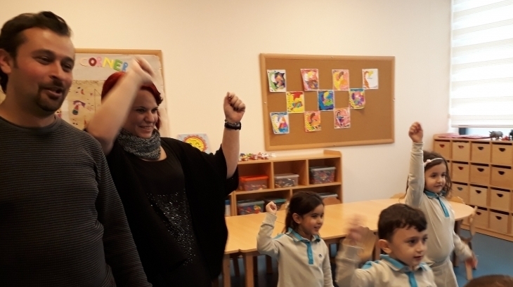 Bornova Okyanus Anaokulu Kuşlar Sınıfı Öğrencilerimiz Aile Katılımı Etkinliğinde Gündüz Ailesi İle Birlikte