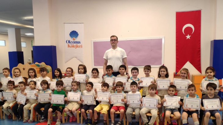 Bursa Nilüfer Okyanus Koleji Anaokulu YILDIZLAR, BULUTLAR, YUNUSLAR grubu öğrencileri Satranç Dersinde
