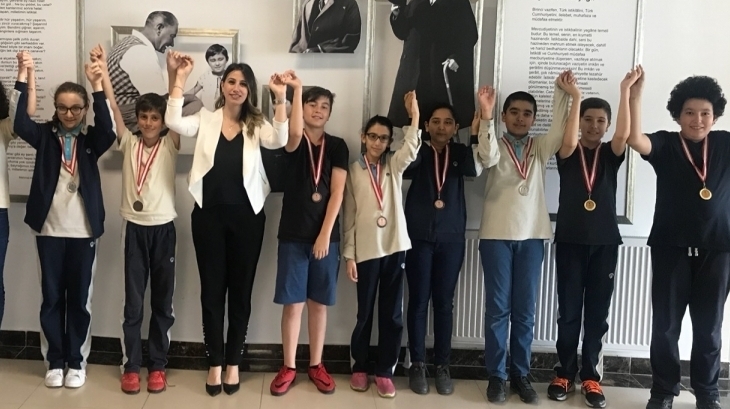 Eryaman Kampüsü 6. Sınıflarında Yapılan NÖS-5 Sınavı Sonucunda Dereceye Giren Öğrencilerimize Madalyaları Verildi