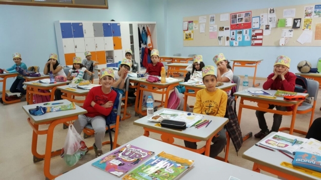 Esenkent Okyanus Dil Okulu Öğrencileri 23 Nisan Etkinliği
