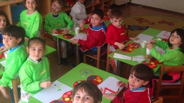Fatih Okyanus Yıldızlar Grubu Resim Etkinliğinde Baskı Çalışması Yapıyor