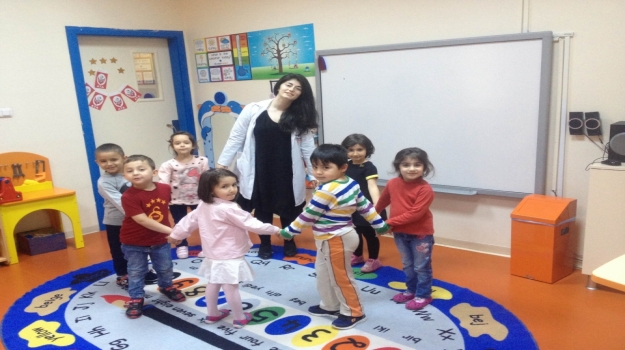 Güneşli  Okyanus Okul Öncesi Yunuslar Grubu Oyun Oynuyor