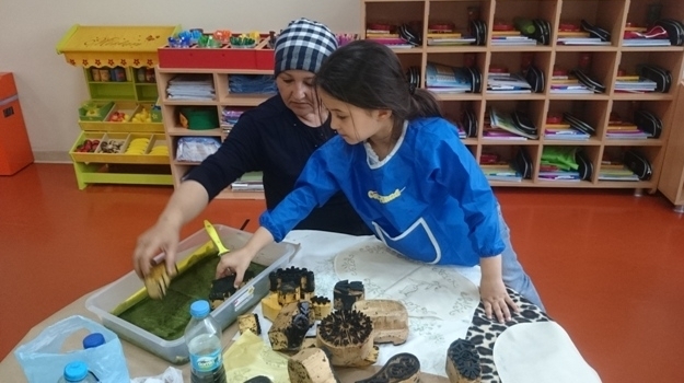 Güneşli Okyanus Koleji Gökkuşağı Sınıfı Aile Katılımı Etkinliğinde Kastamonu’ya Özel Taş boyama yaptılar.