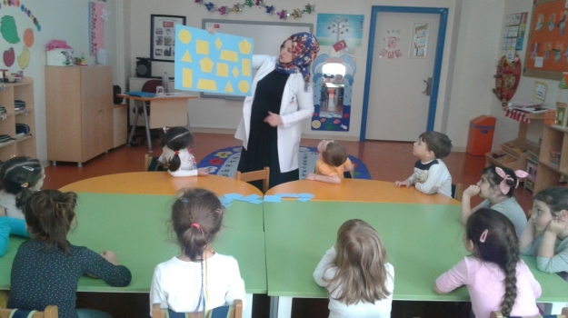 Güneşli Okyanus Okul Öncesi Balıklar Grubu Eğitici Oyuncakla Oynuyor