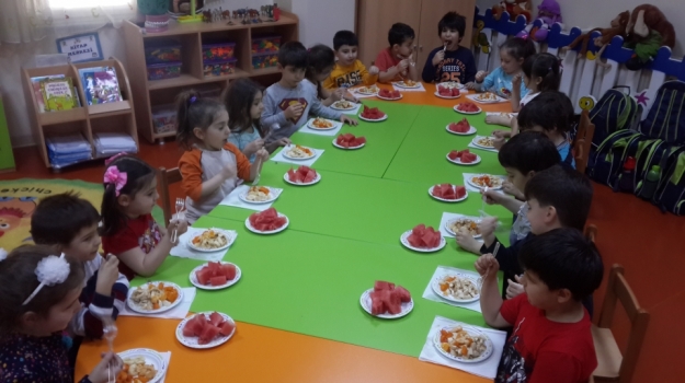 Güneşli Okyanus Koleji Okul Öncesi B Grubu Öğrencileri Meyve  Etkinliğinde