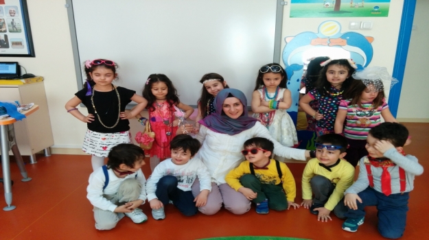 Güneşli Okyanus Koleji Okul Öncesi B Grubu Öğrencileri Tak Takıştır Partisinde