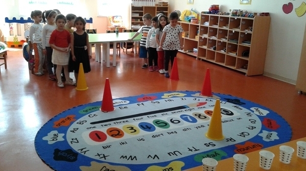 Güneşli Okyanus Koleji Okul Öncesi Balıklar Grubu Engel Oyunu Oynuyor