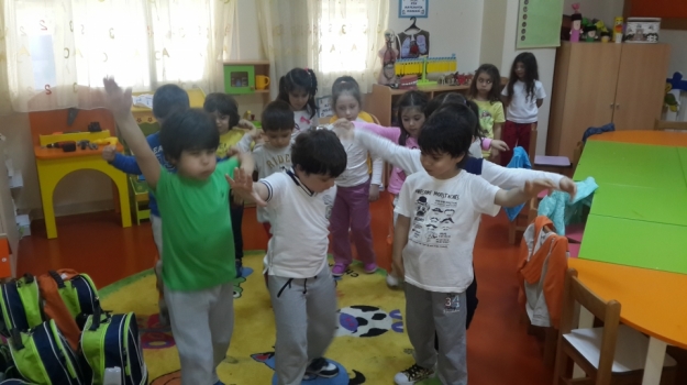 Güneşli Okyanus Koleji Okul Öncesi Balıklar Grubu Şişman Kralla Tüyden Hafif Prenses Oyunu Oynuyor
