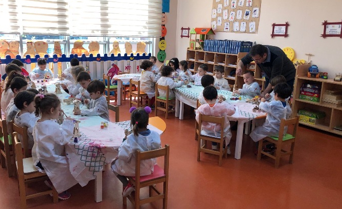 Güneşli Okyanus Koleji Okul Öncesi C Grubu Öğrencileri Oyuncak Boyama Atölyesinde