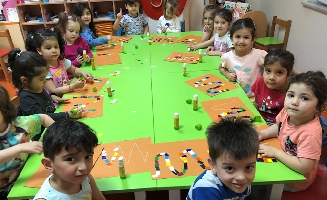 Güneşli Okyanus Koleji Okul Öncesi Çiçekler Grubu Okuma Yazmaya Hazırlık Dersinde