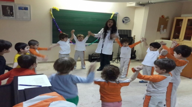 Güneşli Okyanus Koleji Okul Öncesi Çiçekler Grubu Müzik Eğitiminde