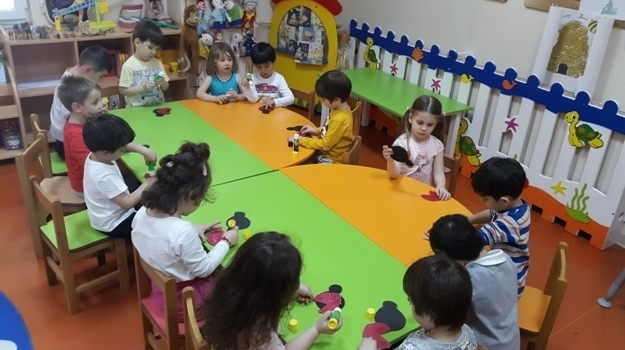 Güneşli Okyanus Koleji Okul Öncesi Çiçekler Grubu Uğur Böceği Yapıyor