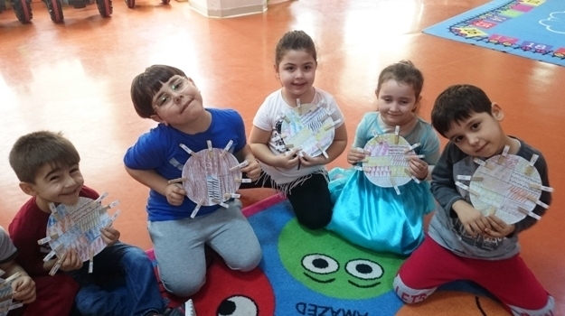 Güneşli Okyanus Koleji Okul Öncesi Gökkuşağı Grubu Öğrencileri Nesnelerle Mandalları Eşleştirme Çalışması Yaptılar.