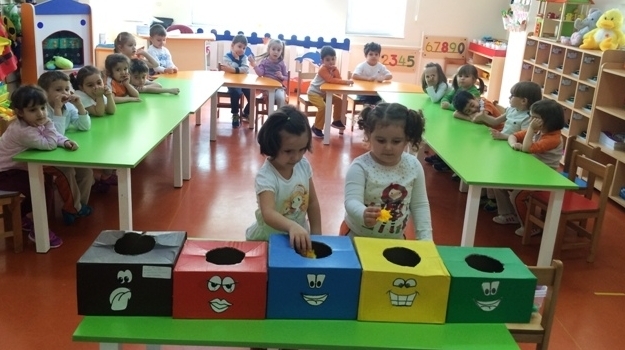 Güneşli Okyanus Koleji Okul Öncesi Rüzgarlar Grubu; Sayı Oyunu Oynuyor