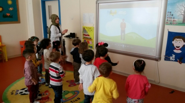 Güneşli Okyanus Koleji Okul Öncesi Rüzgarlar Grubu İngilizce Dersinde