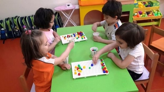 Güneşli Okyanus Koleji Okul Öncesi Rüzgarlar Grubu Örüntü Çalışması Yapıyor
