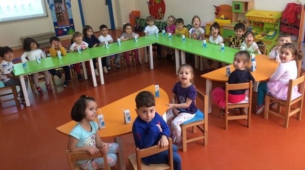 Güneşli Okyanus Okul Öncesi Rüzgârlar Grubu Süt Kutularından Kukla Yapıyor