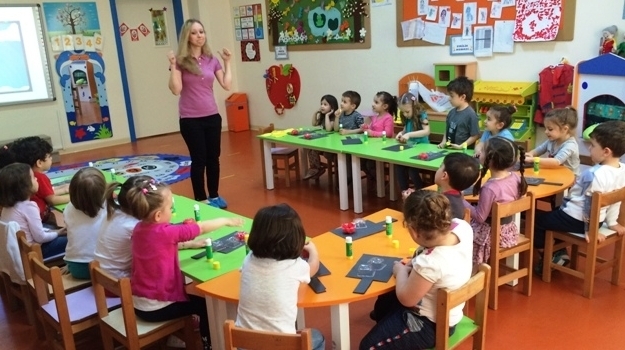Güneşli Okyanus Koleji Okul Öncesi Rüzgarlar Grubu Veli Etkinliğinde Trafik Lambası Yapıyor