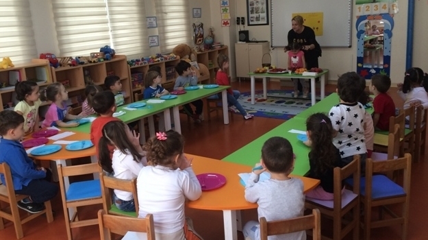 Güneşli Okyanus Koleji Okul Öncesi Rüzgarlar Grubu Veli Etkinliğinde Yaz Meyvelerini Öğreniyor
