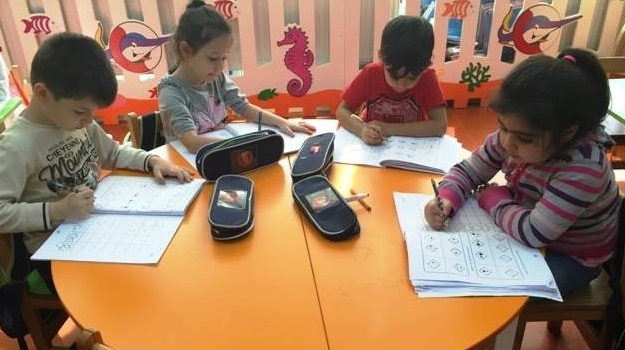 Güneşli Okyanus Koleji Okul Öncesi Yıldızlar Grubu Kitap Çalışması Yapıyor